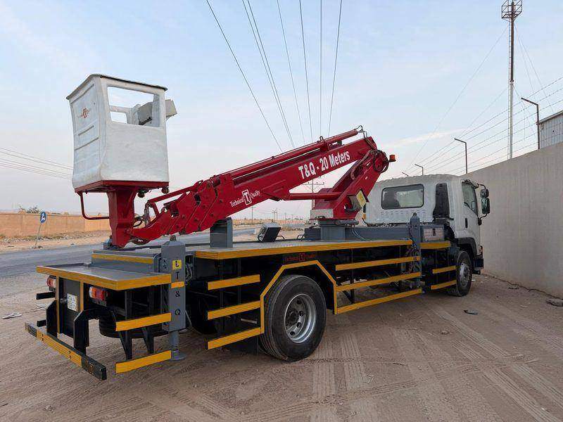 Basket and safety rails of the 20 m aerial work platform, rear view Basket and safety rails of the 20 m aerial work platform, rear view