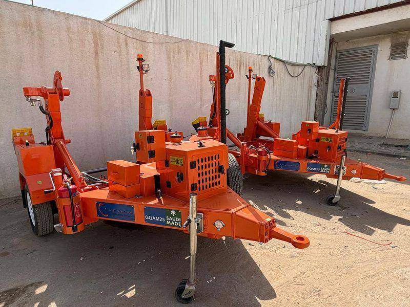 Hydraulic lifting arms on the cable drum trailer Hydraulic lifting arms on the cable drum trailer