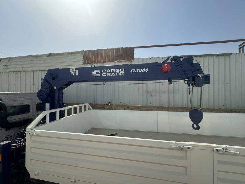كرين كارجو كرين CC1004 مركّب على صندوق حمولة أبيض