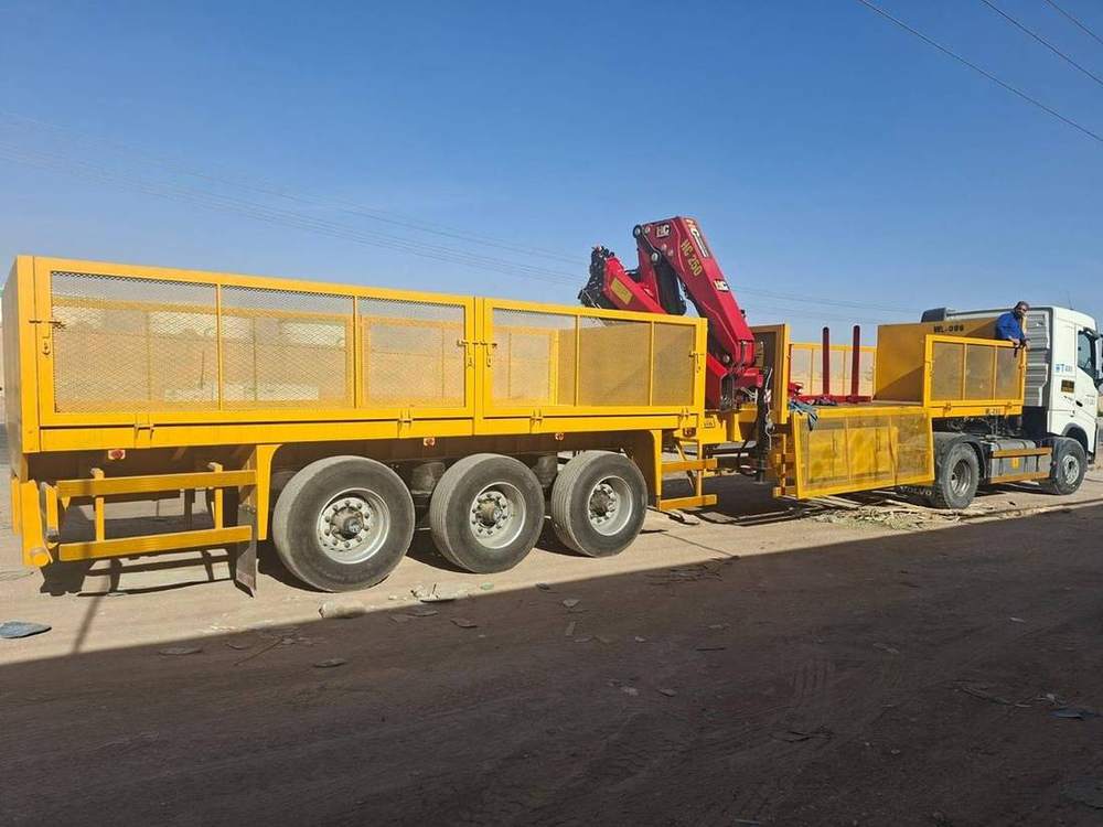 Yellow semi-trailer fitted with an HC 250 knuckle crane for load handling