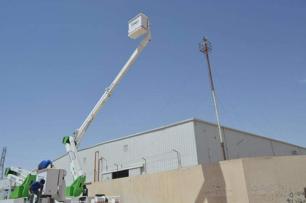 Insulated boom reach test on the 46 kV aerial work platform in the inspection yard Insulated boom reach test on the 46 kV aerial work platform in the inspection yard