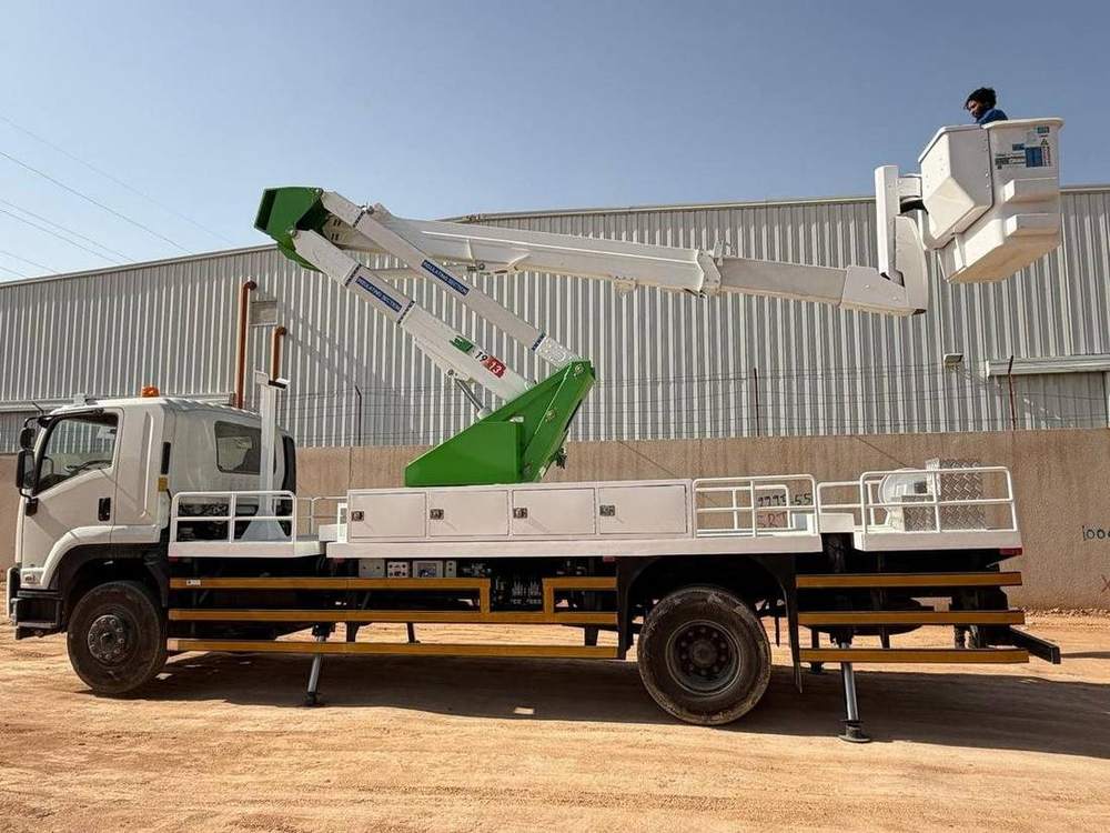 46 kV COMET insulated aerial work platform mounted on an Isuzu chassis in Riyadh