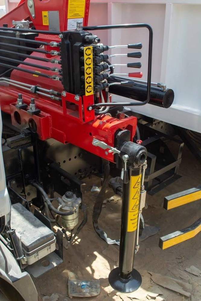 Manual control valves and stabiliser legs on the knuckle boom crane Manual control valves and stabiliser legs on the knuckle boom crane