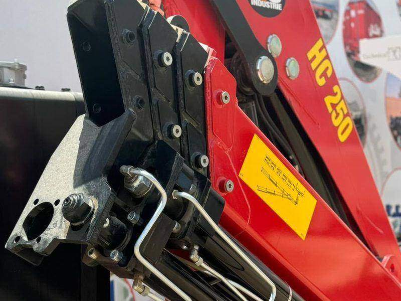 Upper boom articulation detail on the HC 250 crane Upper boom articulation detail on the HC 250 crane