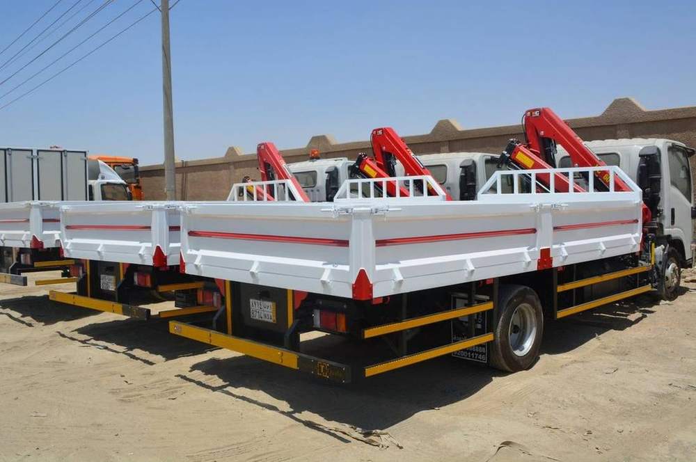 أسطول شاحنات إيسوزو مجهّز بكرينات مفصلية HC وصناديق حمولة مصنّعة بالرياض