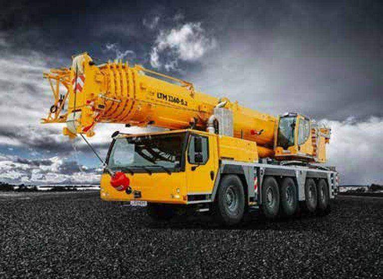 Self-propelled all-terrain mobile crane for construction projects