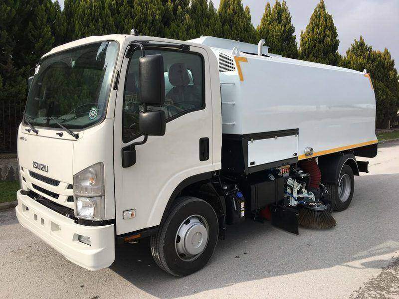 Road sweeper on an Isuzu truck with a front side brush Road sweeper on an Isuzu truck with a front side brush