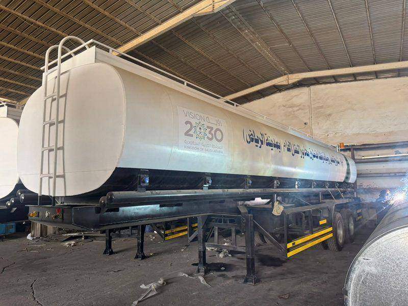 Large-capacity water tanker semi-trailer fabricated entirely in our workshop Large-capacity water tanker semi-trailer fabricated entirely in our workshop